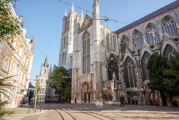 Straatmening met de kathedraal van heilige Bavo tijdens het ochtendlicht in de stad Gent, België