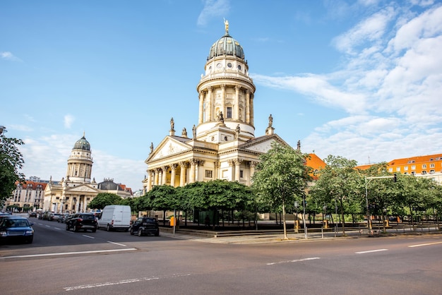 Straatmening met Franse kathedraal tijdens het ochtendlicht in de stad van Berlijn