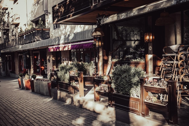 Straatmening met prachtige gebouwen en caféterras tijdens de foto van het ochtendlichtconcept