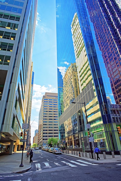 Straatmening met wolkenkrabbers weerspiegeld in glas in het stadscentrum van Philadelphia, Pennsylvania, VS. Het is de centrale zakenwijk in Philadelphia. Toeristen op straat