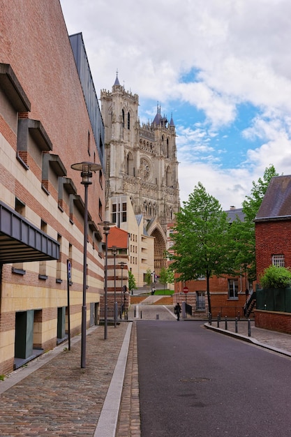 Straatmening op Amiens-kathedraal van Notre Dame van Somme, Hauts de France