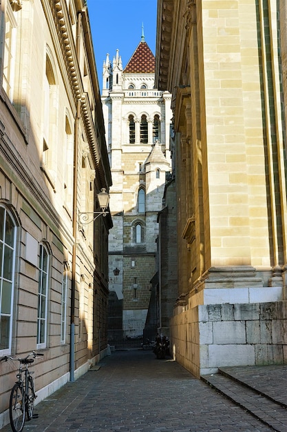 Straatmening op Toren van St Pierre Cathedral in de oude stad in Genève, Zwitserland