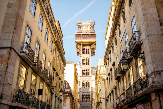 Straatmening over de oude gebouwen met de beroemde metalen lift van heilige justa tijdens de zonsopgang in de stad lissabon, portugal