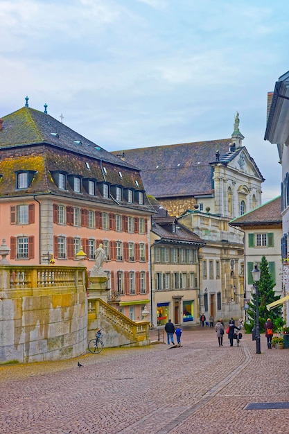 Straatmening van de Sint-Ursuskathedraal in Solothurn. Solothurn is de hoofdstad van het kanton Solothurn in Zwitserland. Het is gelegen aan de oevers van de Aare en aan de voet van het Weissenstein Juragebergte