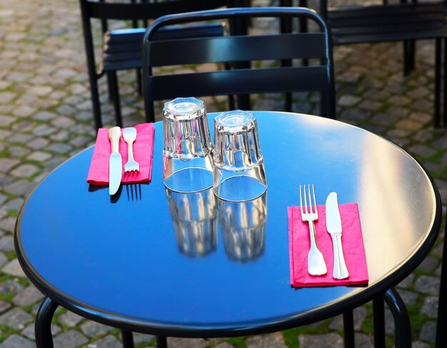 Straatmening van een bril op een tafel in een restaurant in Parijs, Frankrijk.