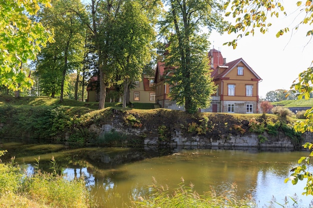 Straatmening van historische gebouwen in de stad Kuressaare Saaremaa