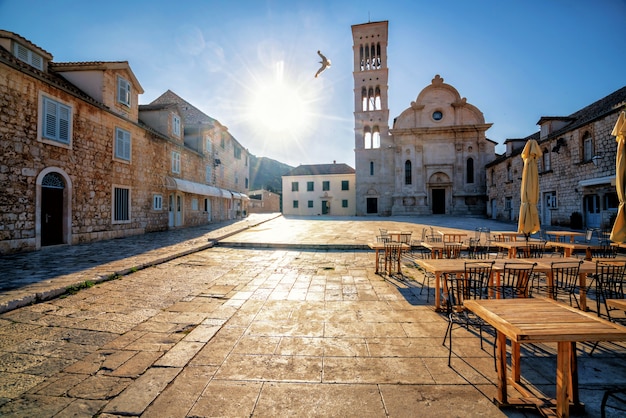 Straatmening van hvar-stad in kroatië.