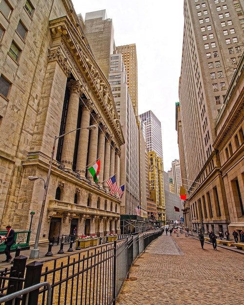 Straatmening van New York Stock Exchange, of NYSE, op Wall Street in het financiële district van Lower Manhattan, New York van de VS. Skyline en stadsgezicht met wolkenkrabbers in de Verenigde Staten van Amerika, NYC, US