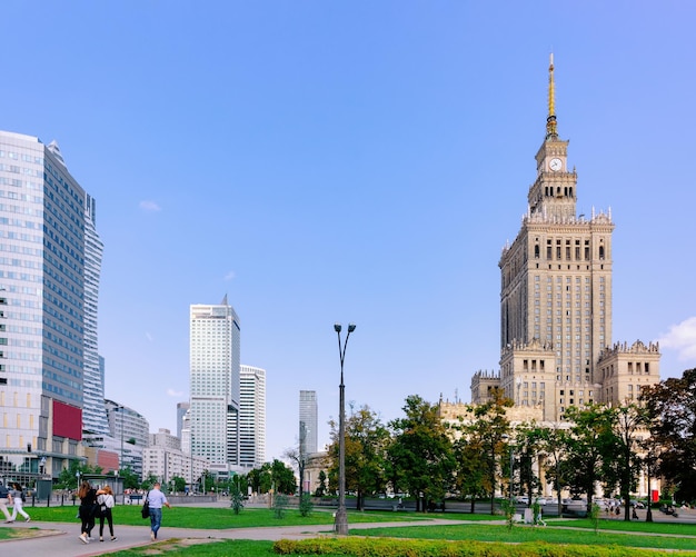 Straatmening van Paleis van Cultuur en Wetenschap Wolkenkrabber in de stad Warschau in Polen.