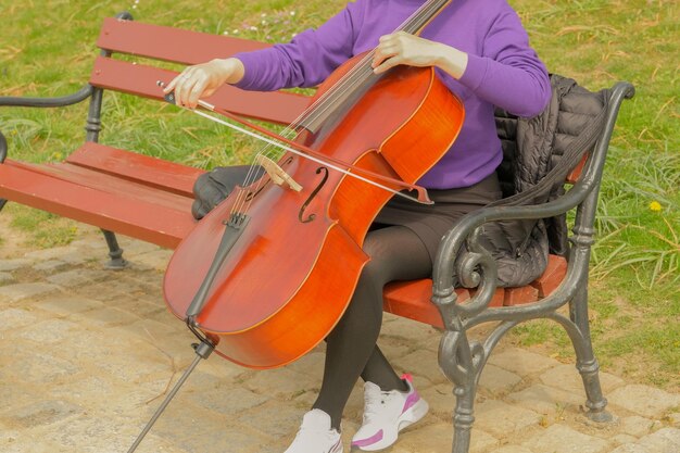 Foto straatmuziekmeisje dat cello speelt