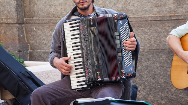 Straatmuzikant accordeon spelen