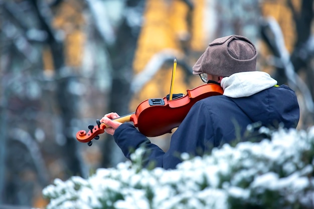 Foto straatmuzikant die viool speelt muzikale creativiteit gebogen snaarinstrument