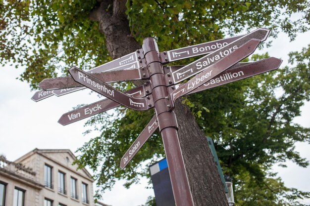 Straatnaambord met routebeschrijving naar verschillende beroemde bezienswaardigheden van brugge