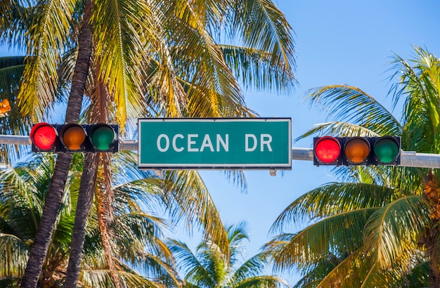 Straatnaambord van Ocean Drive in Miami South met verkeerslicht