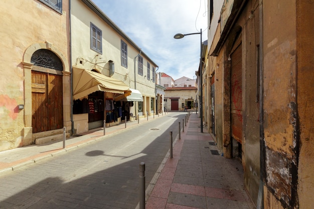 Straatscène in een oude stad in europa