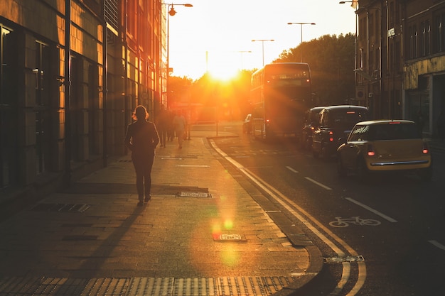 Straatscène van mensen die tijdens de zonsondergang op de straat van Oxford lopen