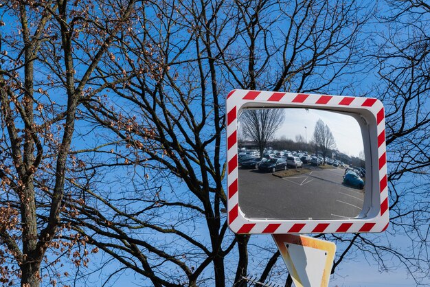 Straatspiegel op een grote parkeerplaats Geparkeerde auto's worden weergegeven