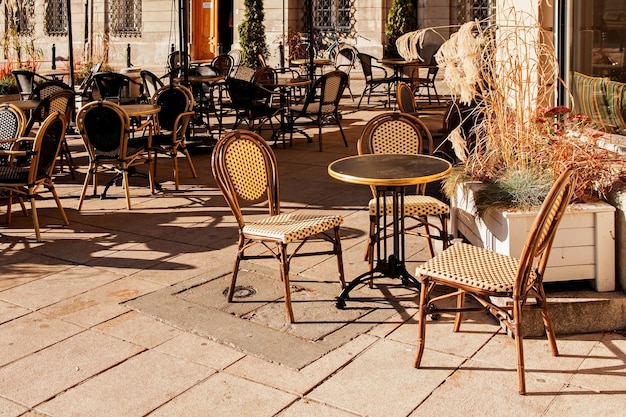 Straatstad café-restaurant met tafel en stoel