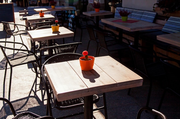 Straatstad café-restaurant met tafel en stoel