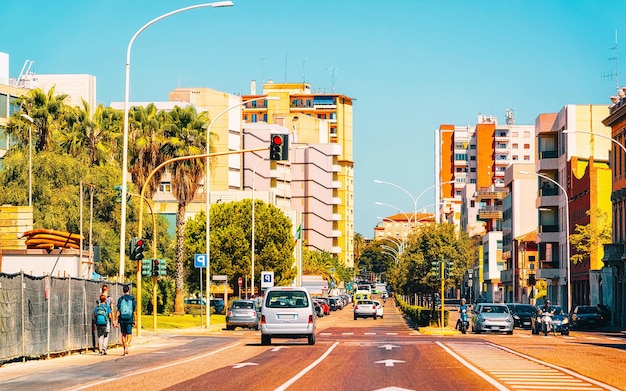 Straatstadsgezicht van autoweg bij Buggerru-stad aan de Middellandse Zee in Zuid-Sardinië in Italië. Sardisch Italiaans stadje in Sardegna. Stedelijke wijk. provincie Cagliari. Gemengde media.