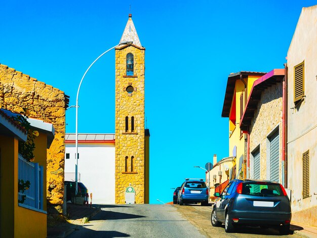 Straatstadsgezicht van autoweg bij Carbonia-stad aan de Middellandse Zee in Zuid-Sardinië in Italië. Sardisch Italiaans stadje in Sardegna. Stedelijke wijk. provincie Cagliari. Gemengde media.