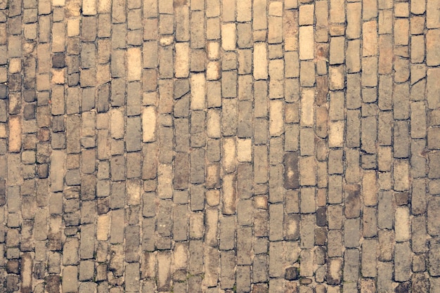 Straatstenen gemaakt van kleine tegels met een regelmatige vorm