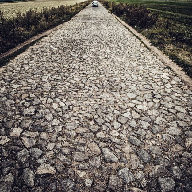 Foto straatstenen in het midden van het veld