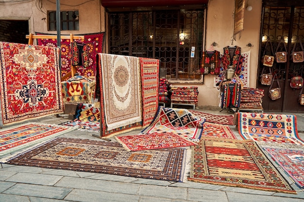 Straatteller van traditionele tapijten op straat in Tbilisi.