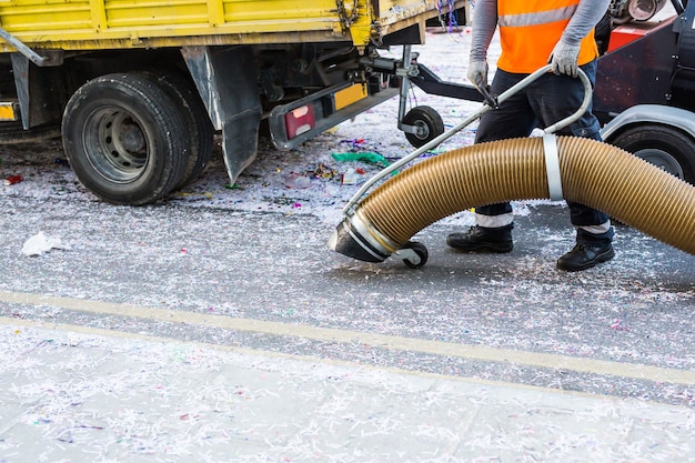 Straatveger met industriële stofzuiger. Gemeentelijke schoonmaakdienst, schone straten.