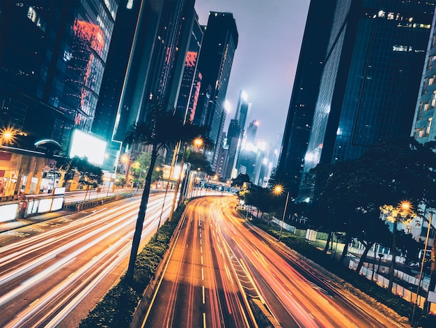 Straatverkeer in Hong Kong 's nachts