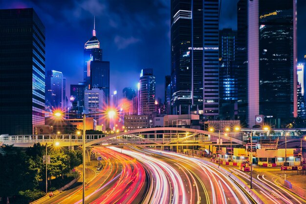 Straatverkeer in Hong Kong's nachts