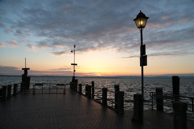 Foto straatverlichting door de zee tegen een dramatische lucht