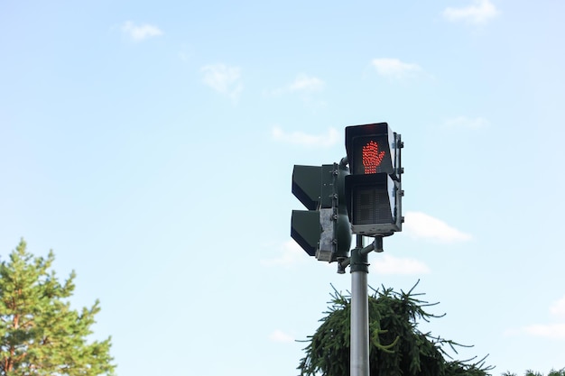 Straatverlichting en wandelbord midden in het verkeer duiden op het ritme van de stad, de veiligheid en de voetgangerseenheid