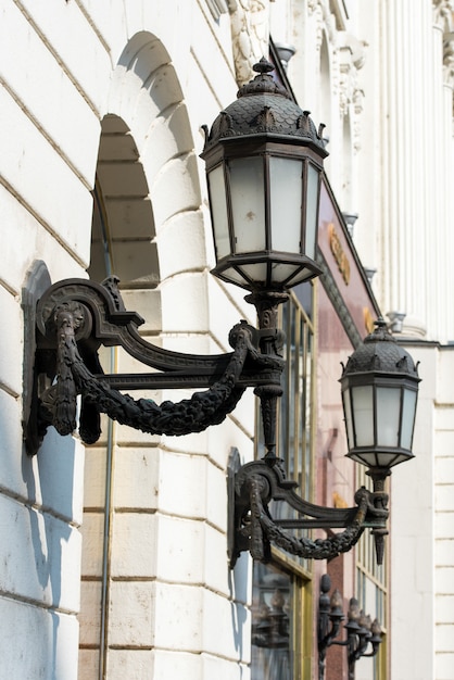 Foto straatverlichting in het midden van het gebouw