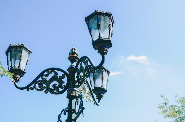 Straatverlichting overdag in de stad Yogyakarta