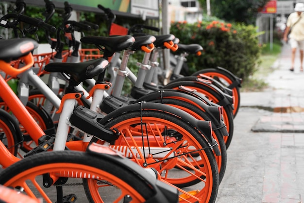 Straatvervoer oranje hybride huurfietsen met elektronische vorm van betaling