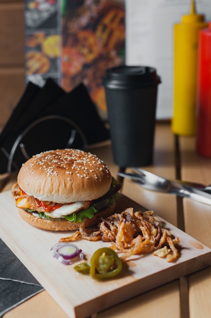 Straatvoedsel op een houten tafel