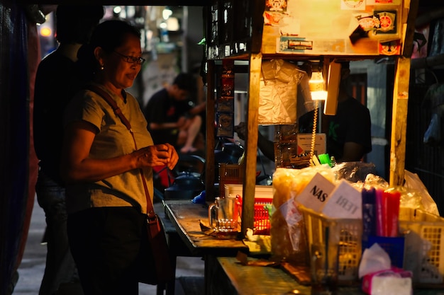 Straatvoedselkraam die goedkope eten verkoopt's nachts in Yogyakarta 2 februari 2024