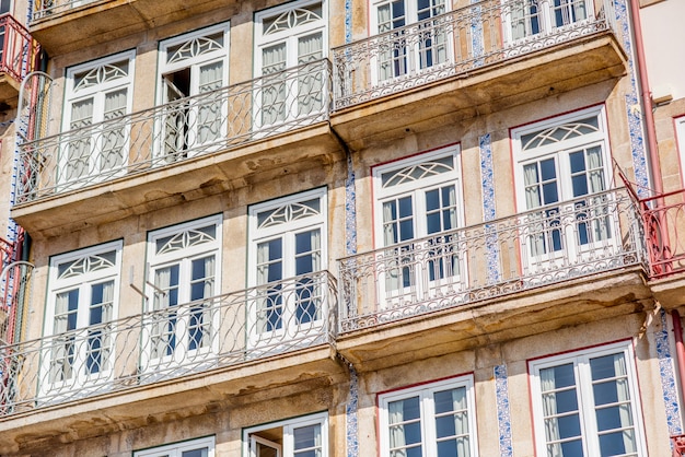 Straatzicht op de prachtige oude gebouwen met Portugese tegels op de gevels in de stad Porto, Portugal