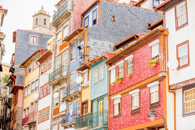 Straatzicht op de prachtige oude gebouwen met Portugese tegels op gevels in de stad Porto, Portugal