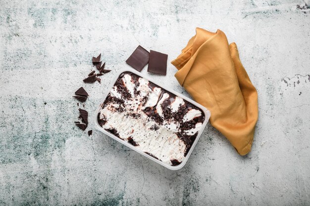 Photo stracciatella ice cream and chocolate on concrete background