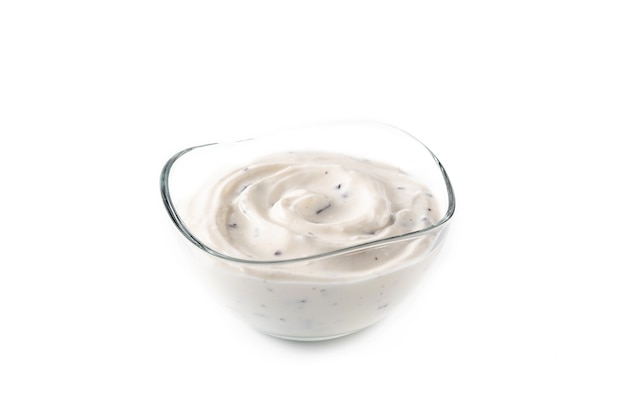 Stracciatella yoghurt in transparante kom geïsoleerd op een witte achtergrond