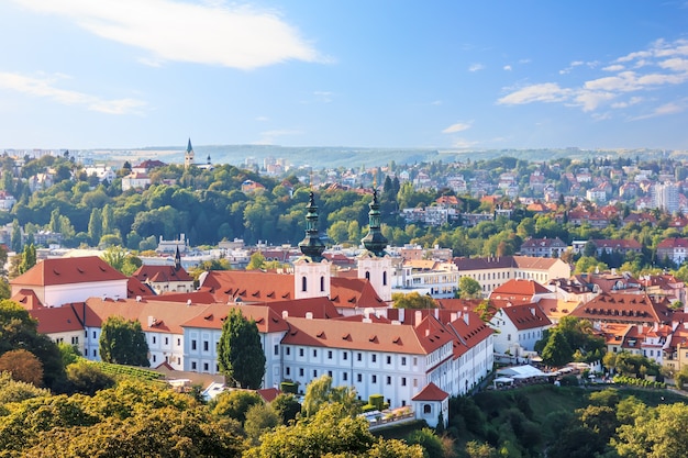 Strahov klooster van Praag, zomer luchtfoto.