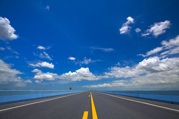 Photo straight and empty road with blue sky