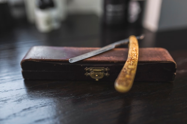 Photo straight razor on box