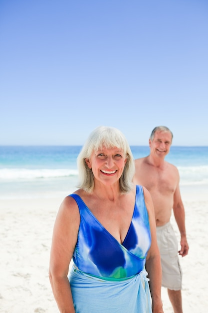 Stralend paar op het strand