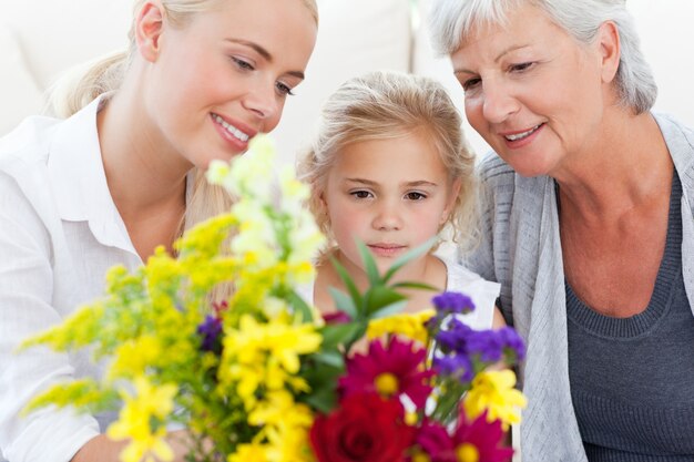 Stralende familie met bloemen