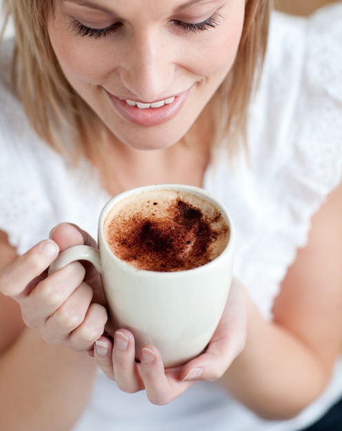 Stralende vrouw die een koffie drinkt