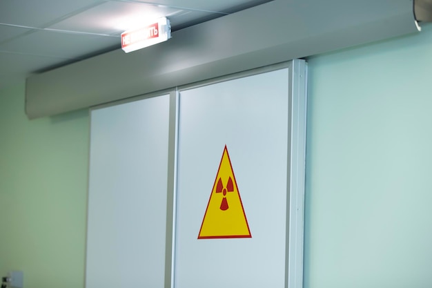 Stralingsbord op de deuren in het ziekenhuis hoge stralingswaarschuwing