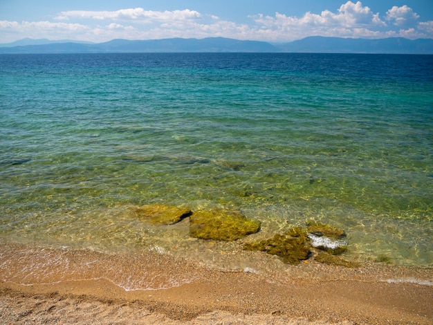 Strand aan de Egeïsche Zee in Griekenland